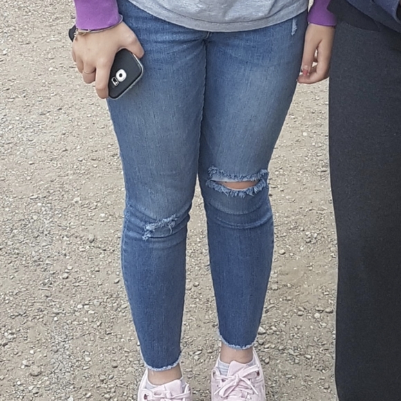 Gap Ripped Skinny Jeans - Picture 5 of 5